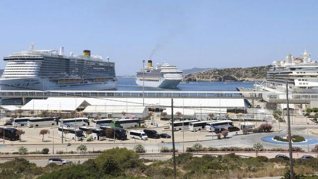 Los tres cruceros, en los muelles de es Botafoc. | J. A. RIERA