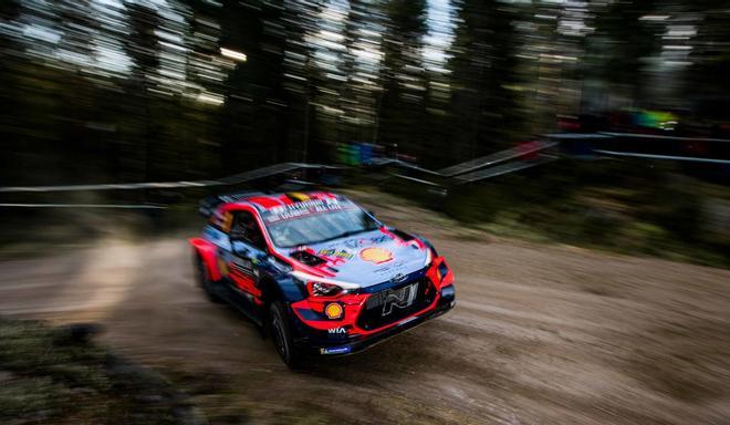 Thierry Neuville de Bélgica y su copiloto Nicolas Gilsoul compiten con su Hyundai i20 Coupé WRC durante la etapa de Shakedown Skalla del Rally de Suecia, segunda ronda del Campeonato Mundial de Rally de la FIA, cerca de Torsby, Suecia.