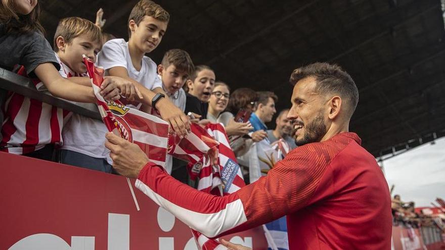 Cristhian Stuani repartint banderes del Girona als aficionats més petits després d&#039;un entrenament a portes obertes