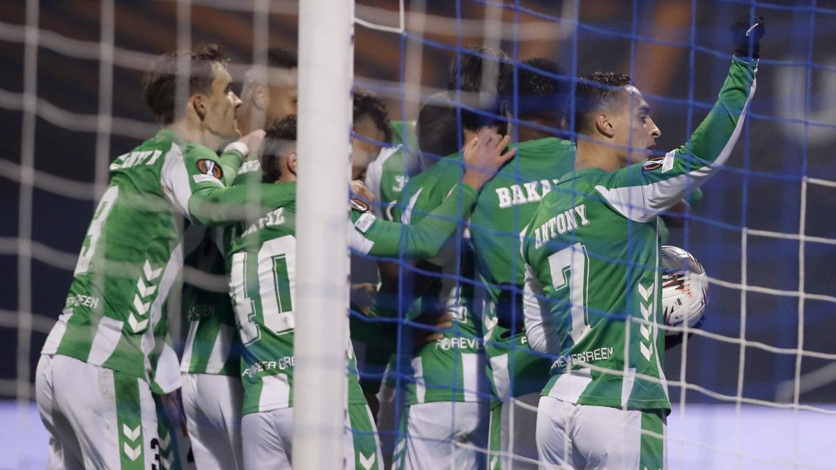 Antony (d) celebra con sus compañeros su gol ante el Dinamo Zagreb en la Liga Europa.