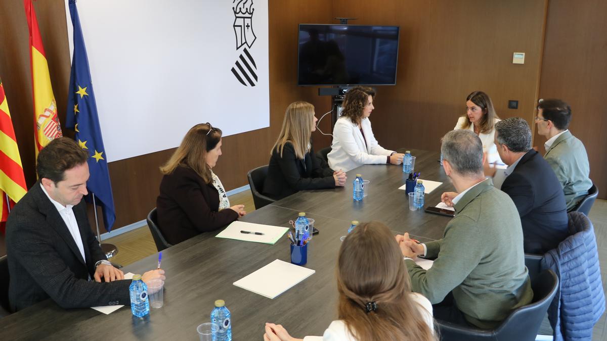 La alcaldesa, Cristina Mora, en la reunión con la consellera de Justicia, Nuria Martínez