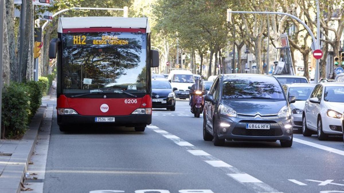 Un autobús de la línea H-12 circula por el paseo de Gràcia, a finales del 2012