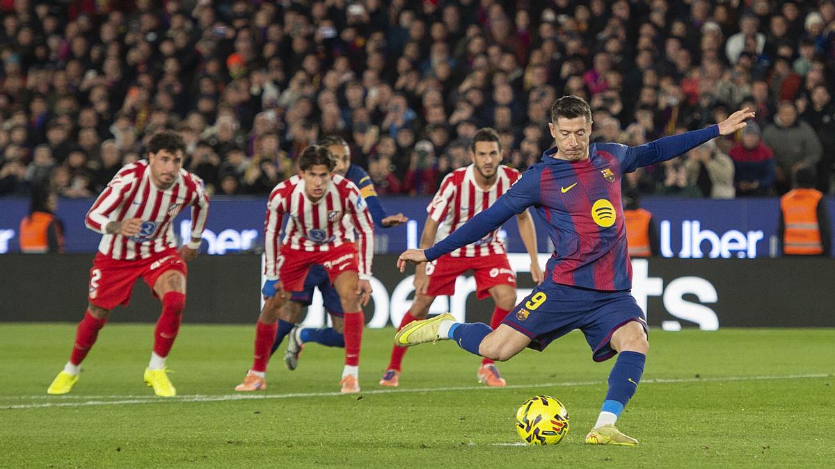 Lewandowski falla desde el punto de penalti durante el partido de liga entre el FC Barcelona y el Atlético de Madrid en el Spotify Camp Nou