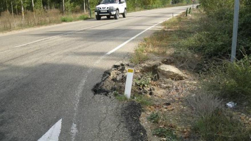 Aspecto que ofrece uno de los arcenes en el cruce de la carretera de Mózar.