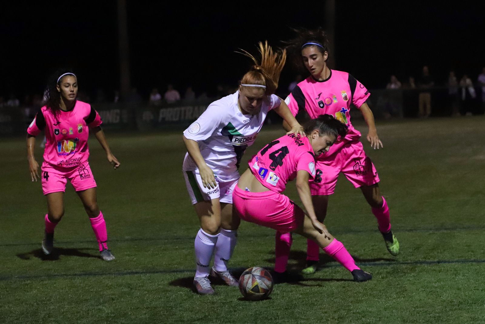 La eliminatoria de la Copa de la Reina de fútbol entre el Córdoba CF y el Juan Grande en imágenes