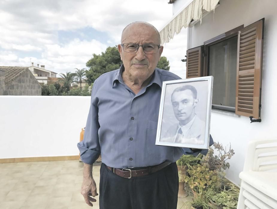 Tomeu Ballester Monserrat, de 85 años, muestra la foto de su padre, asesinado cuando él apenas tenía 4.