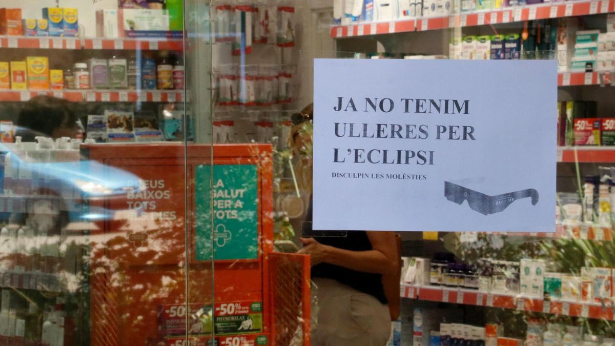 Cartell indicant que s'han esgotat les ulleres per l'eclipsi en un establiment de Girona.