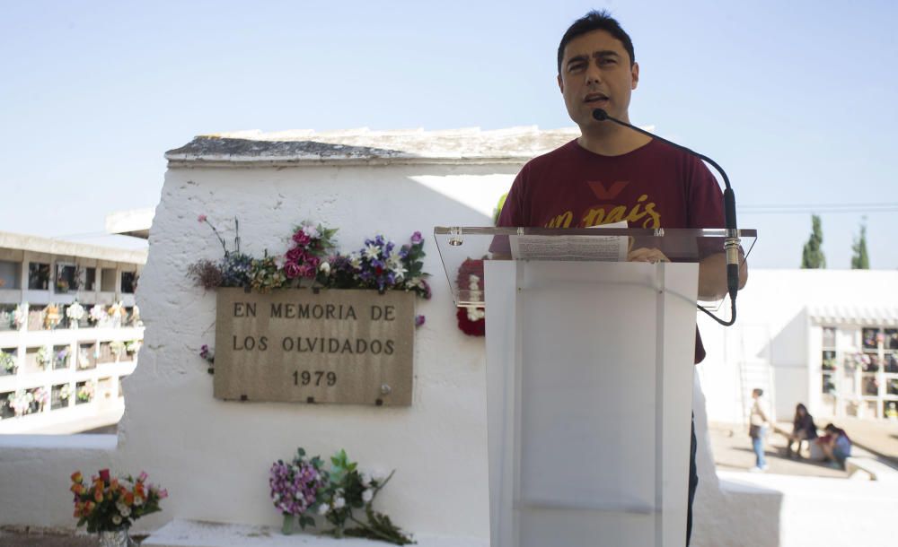 Homenaje a los difuntos en el cementerio de Castelló