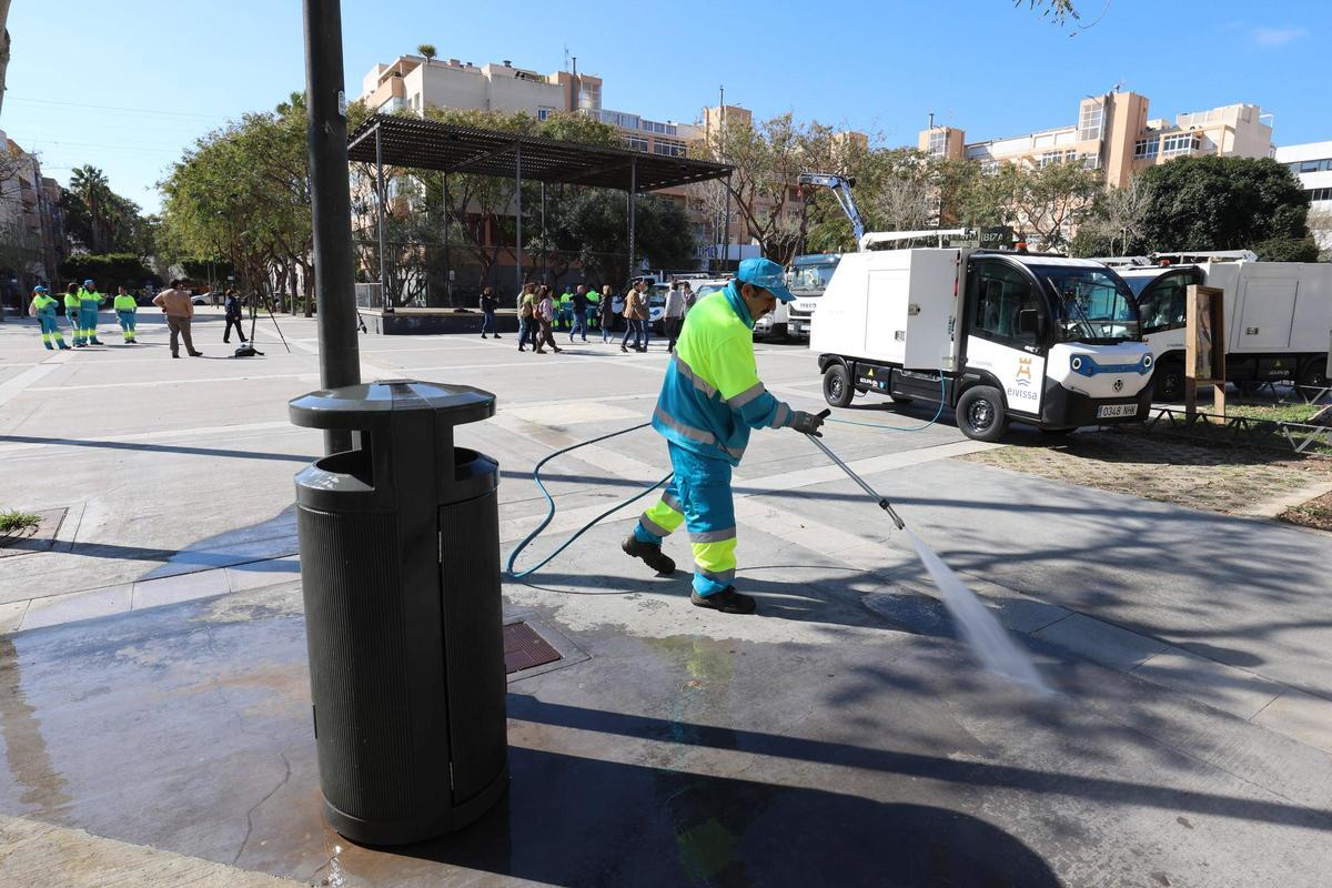 Galería: el Ayuntamiento de Ibiza presenta nueva maquinaria de limpieza viaria