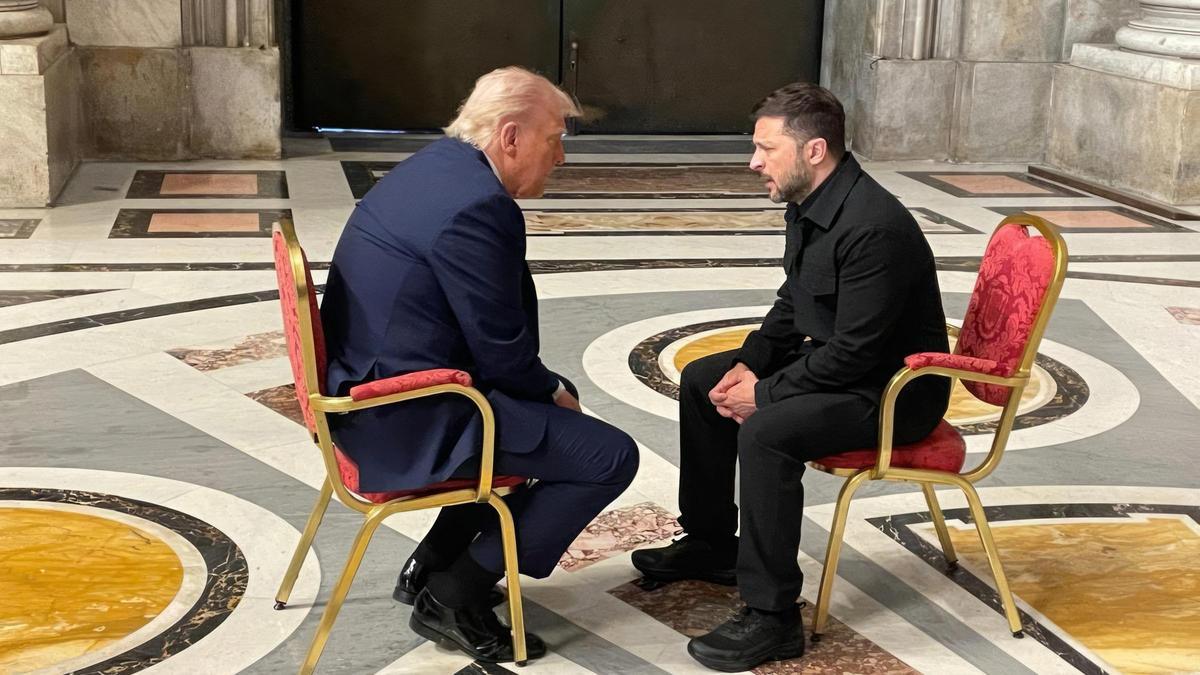 El presidente de Estados Unidos, Donald Trump, y el presidente de Ucrania, Volodimir Zelenski, se reúnen en el Vaticano