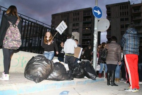 Los alumnos del IES Ramón Arcas de Lorca reclaman que se agilice la reconstrucción de su centro