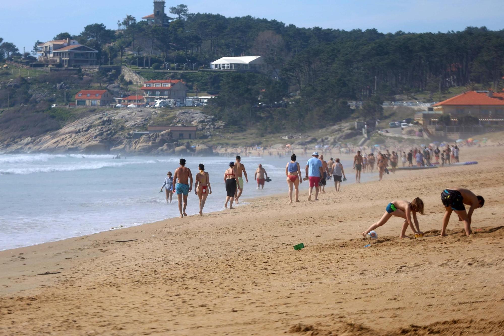 Arousanos y turistas disfrutan en las playas de un anticipio del verano.