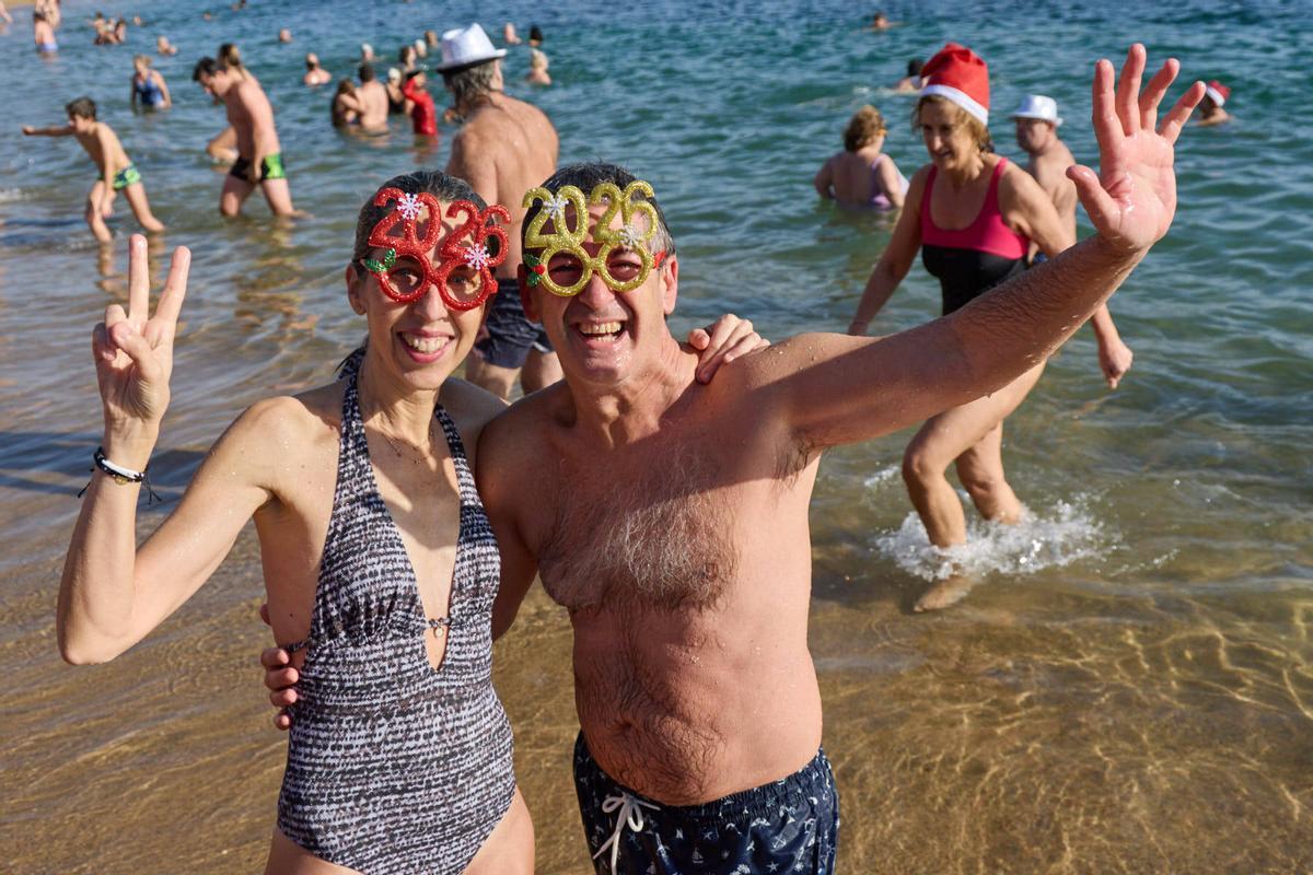 Les fotos del primer bany de l'any 2026 a Sant Feliu de Guíxols