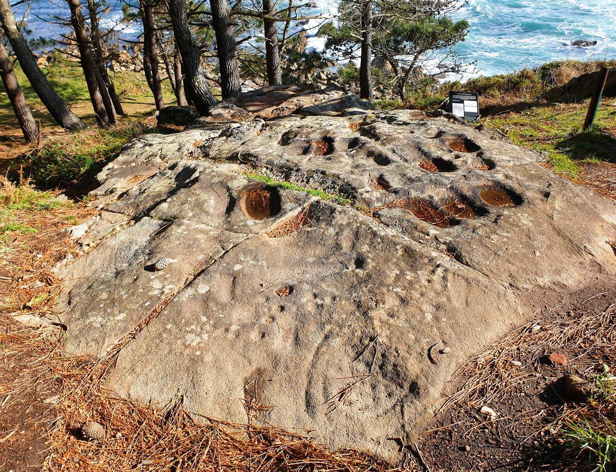 Cañones, un faro, acantilados y petroglifos: la ruta que descubre los encantos de Monteferro