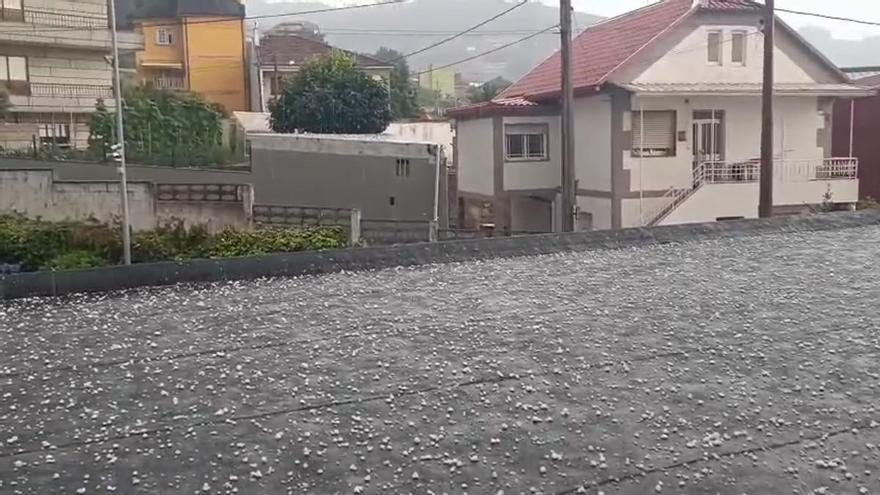 Una tremenda granizada sorprende a los vecinos de Teis y Chapela en San Xoán