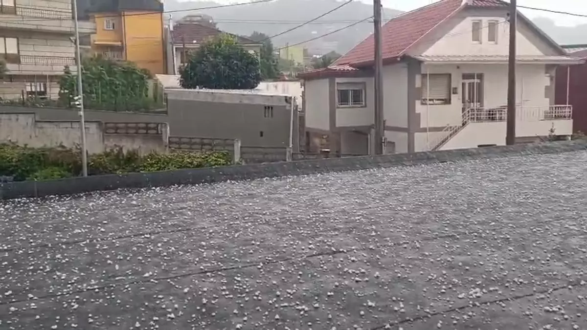 Una fuerte granizada descarga en Chapela y Teis después de varias jornadas de tórrido calor