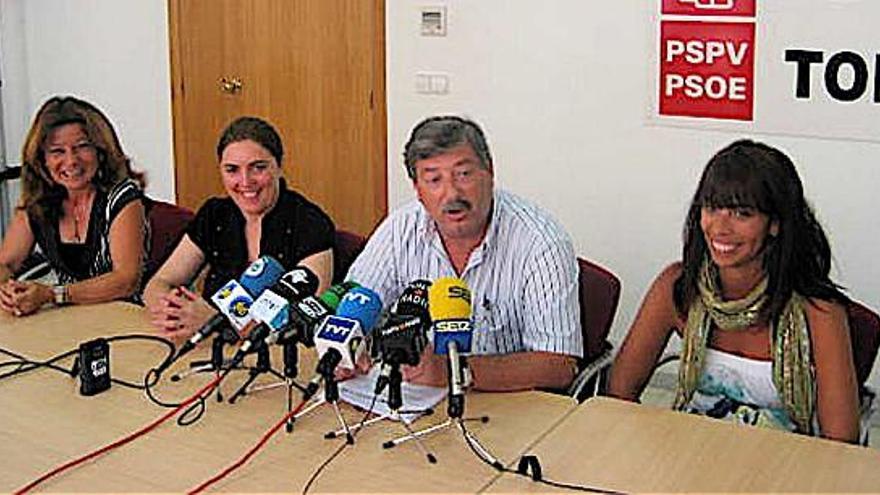 Imagen de la rueda de prensa que ofreció ayer Manuel Vera junto a tres ediles del PSOE.