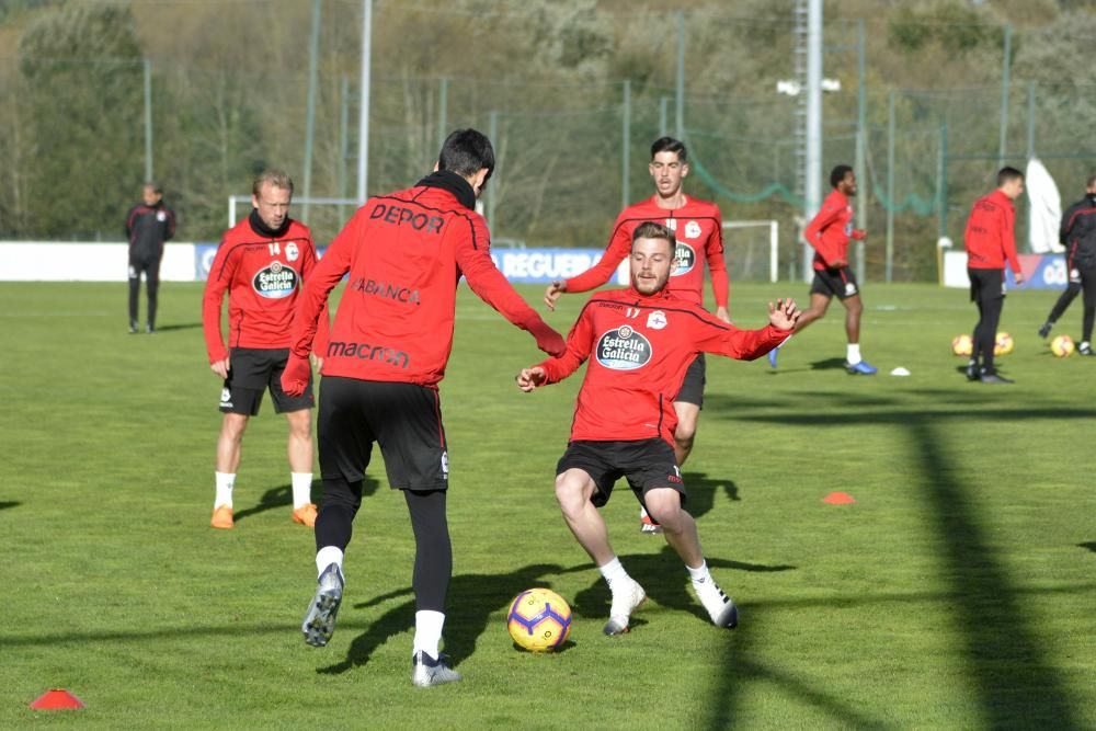 El técnico dispuso un entrenamiento táctico con diversas instrucciones para sus jugadores, quienes ensayaron acciones a balón parado.