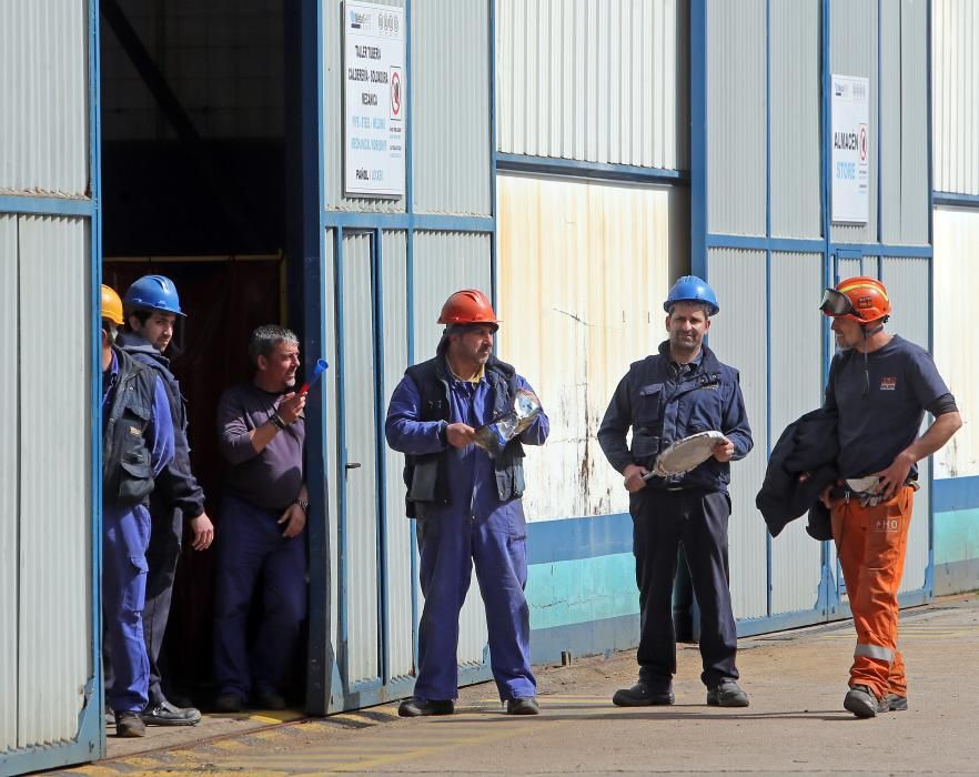 Empleados de astilleros y de la industria auxiliar secundan la convocatoria de una cacelorada / Marta G. Brea
