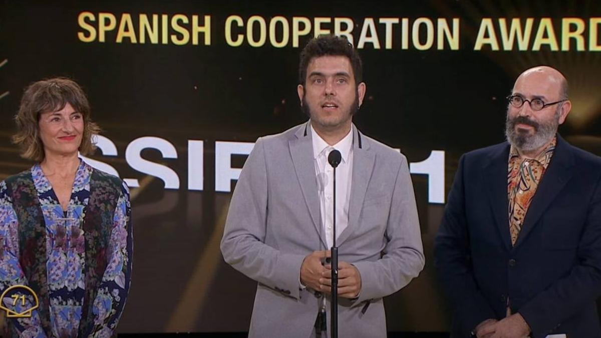 Javier Macipe recibe uno de los galardones en San Sebastián.