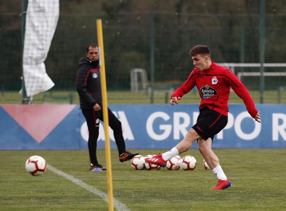 También los fabrilistas Montiel, Pedro López y Abeledo se entrenan con el primer equipo. La sesión en Abegondo contó con la presencia de los Riazor Blues.