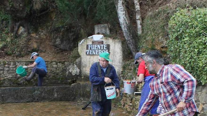 Vecinos trabajando ayer en la zona de Fuente Veneros.