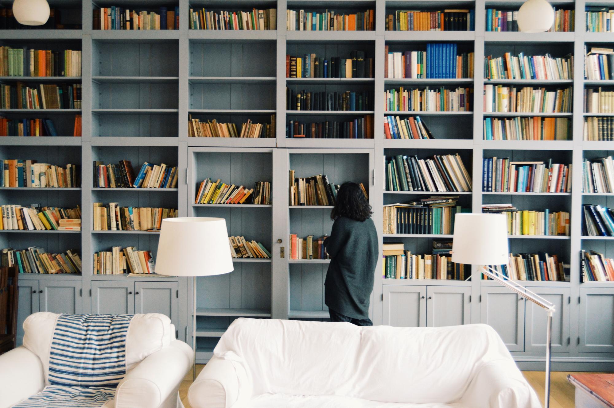 Mujer en librería