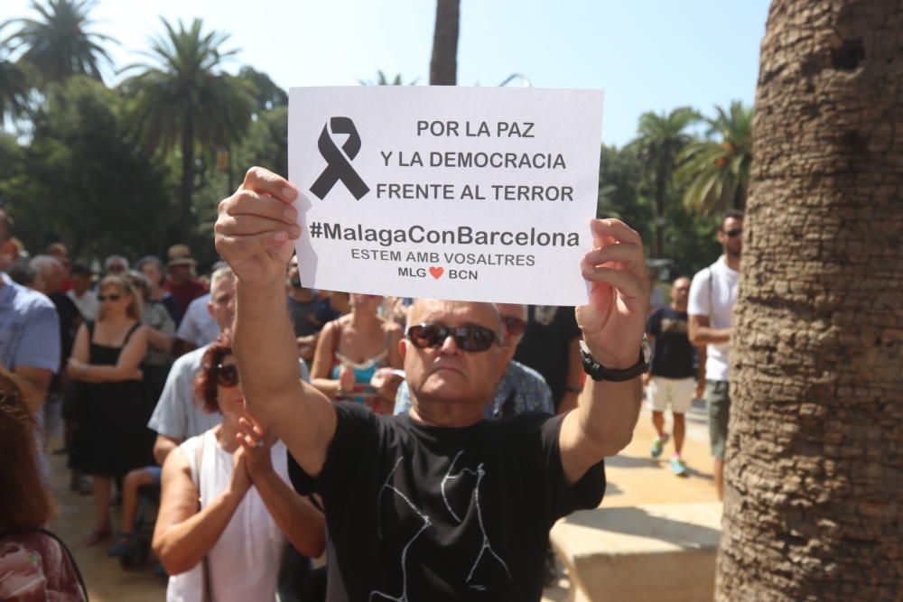 Los representantes políticos han guardado tres minutos de silencio en homenaje a las víctimas del atentado de Barcelona