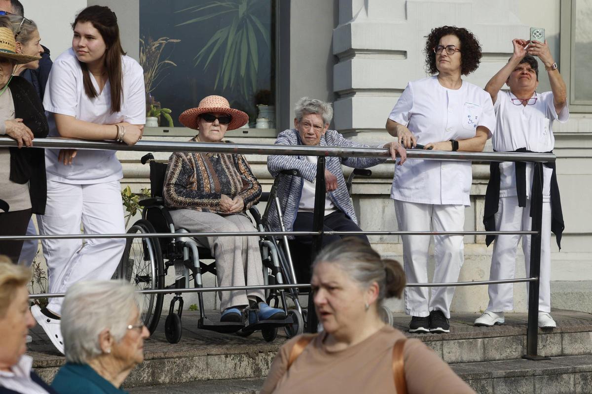 Residentes y personal del centro de mayor de Infiesto, siguiendo la visita del Presidente.