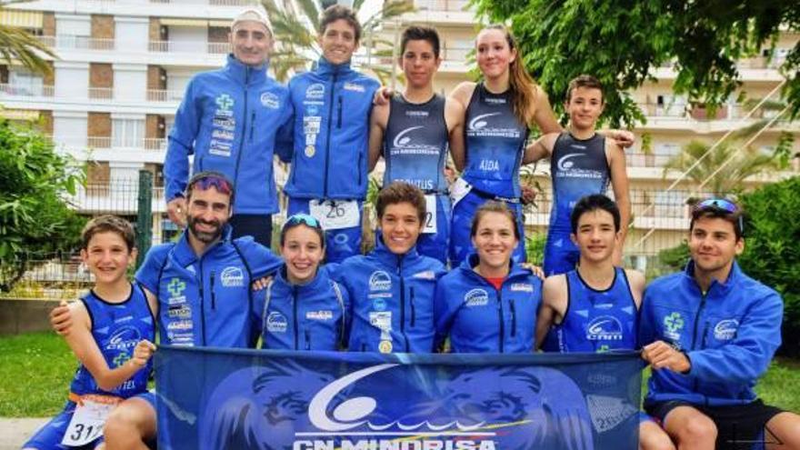 Grup de triatletes del CN Minorisa que van participar en les diferents proves programades a Pineda de Mar