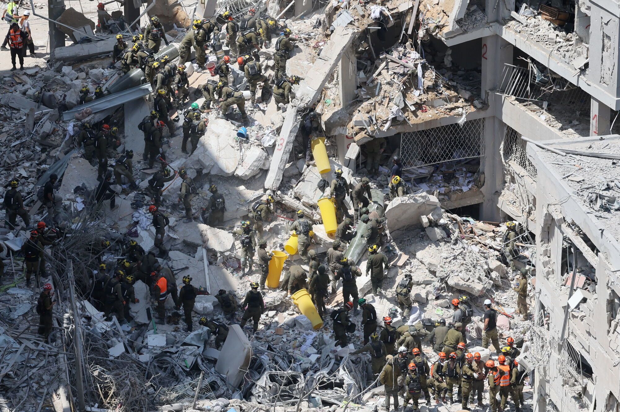 Bat Yam (Israel), 15/06/2025.- Members of Israel's Home Front Command search for missing people under the rubble of a partially collapsed residential building after Iranian ballistic missiles hit Bat Yam, central Israel, 15 June 2025. Iran launched a barrage of ballistic missiles at Israel overnight in retaliation for Israeli airstrikes on Iranian targets. Magen David Adom (MDA), Israel's national emergency services, reported at least six killed and dozens injured, including two in critical condition. EFE/EPA/ABIR SULTAN