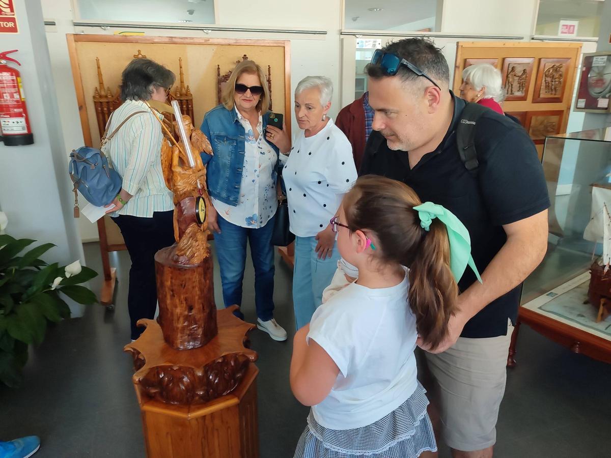Una vista de la exposición con piezas de ebanistería.de "Culío".