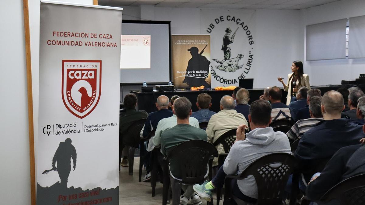Una de las reuniones mantenidas a lo largo de la geografía valenciana.