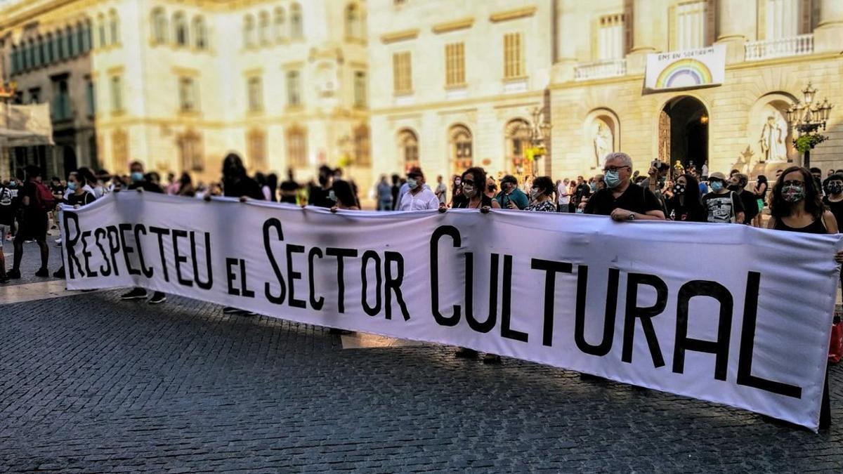 Protesta del sector cultural metropolitano en la plaza Sant Jaume de Barcelona.