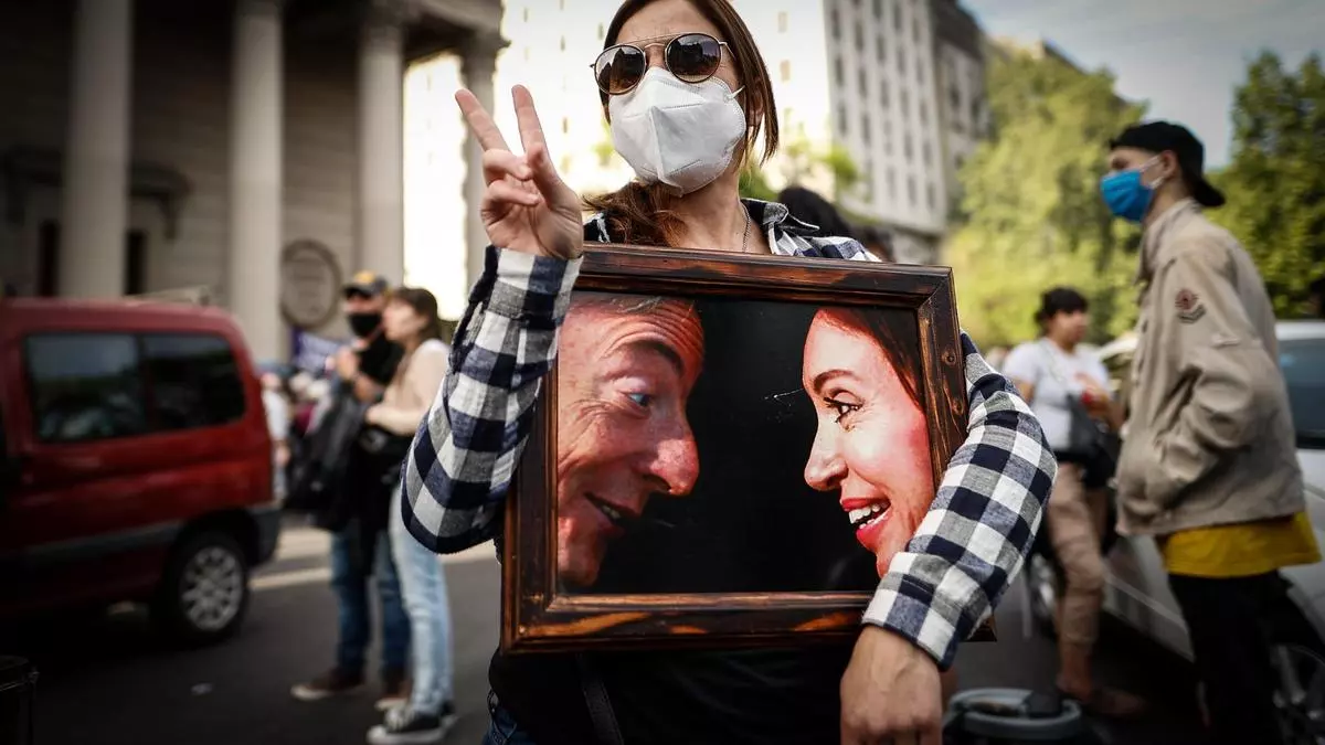 La justicia argentina concede a Cristina Kirchner la prisión domiciliaria y le impone una tobillera electrónica