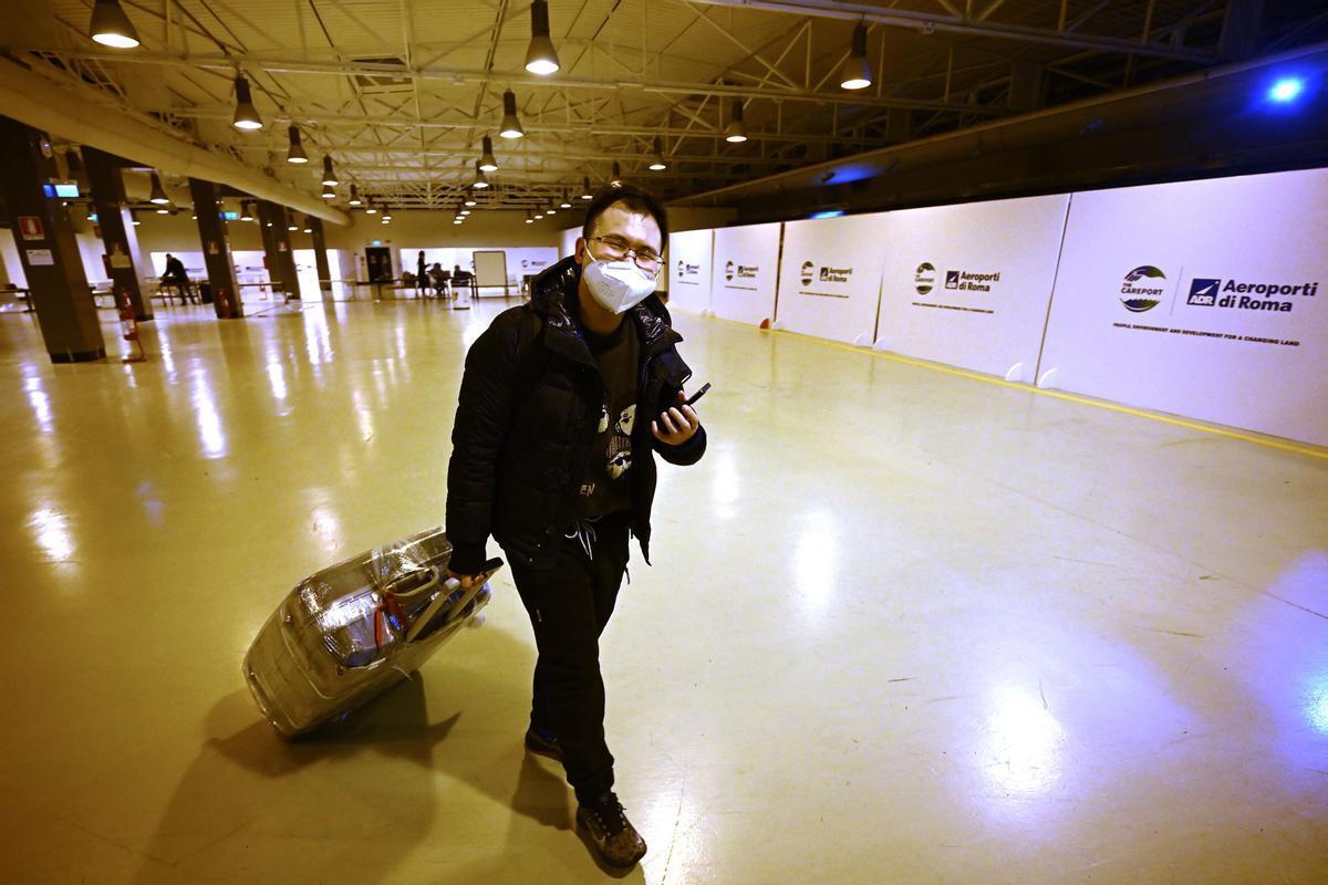 Controles y test covid en el aeropuerto internacional de Fiumicino, en Roma, para los pasajeros procedentes de China.