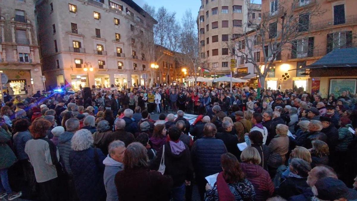 Centenares de personas protestan en Palma contra los ataques de Estados Unidos e Israel a Irán
