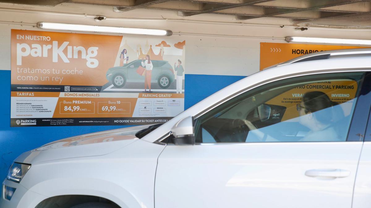 Un panel informa de las nuevas tarifas en el acceso al parking del centro comercial El Arcángel, este martes.