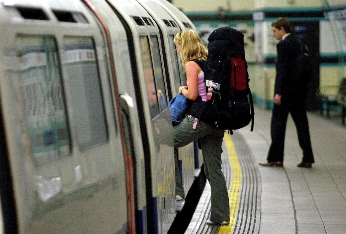 Una joven con una gran mochila a la espalda monta en un vagón en Londres, en una imagen de archivo.