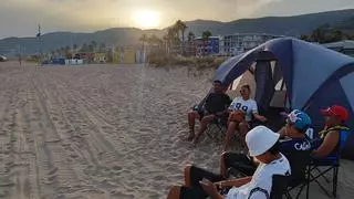 "Aquí se respira ambiente latino": la playa de Castelldefels vuelve a llenarse por Sant Joan