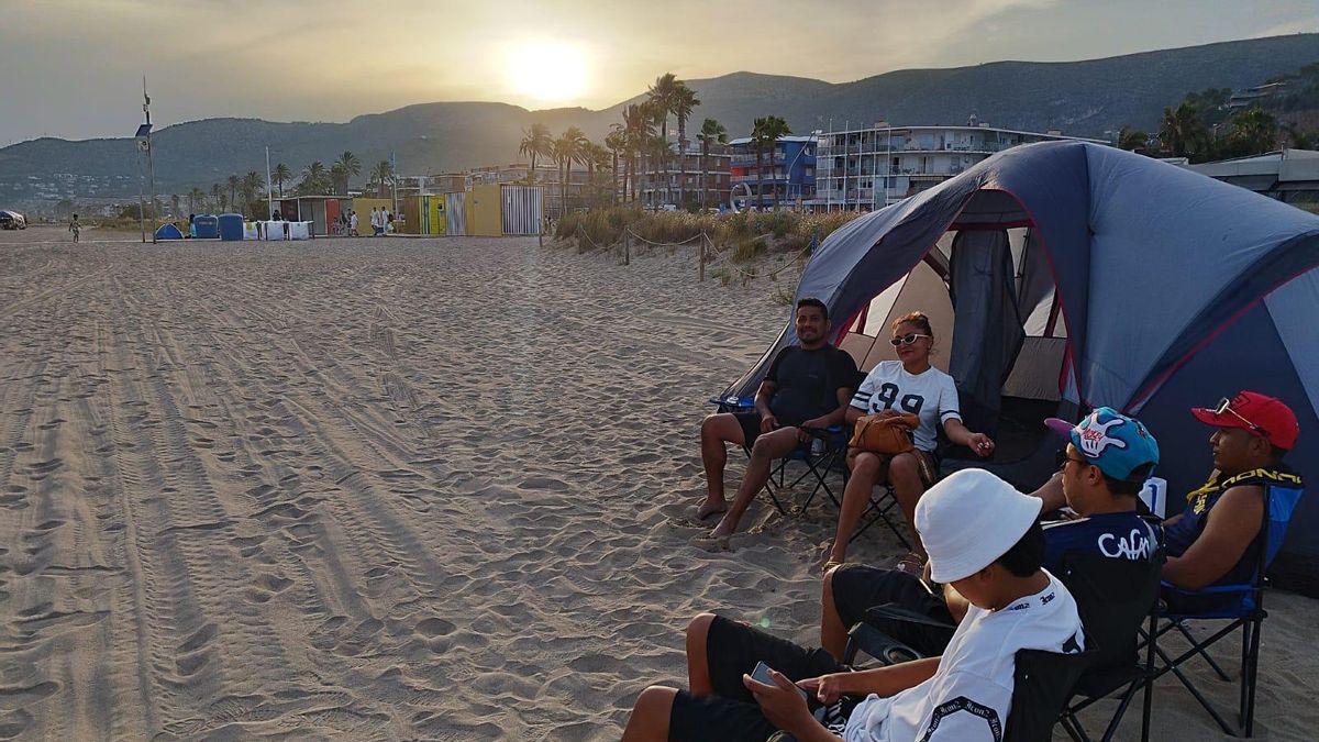 Leonardo Salazar (a la izquierda) junto a sus amigos en la playa de Castelldefels