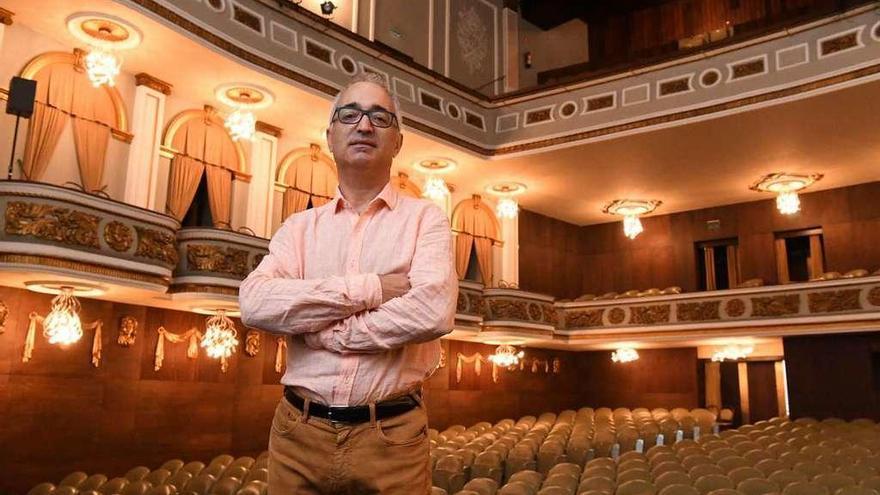 O coordinador do Colón, Xosé Manuel Aldea, no teatro.