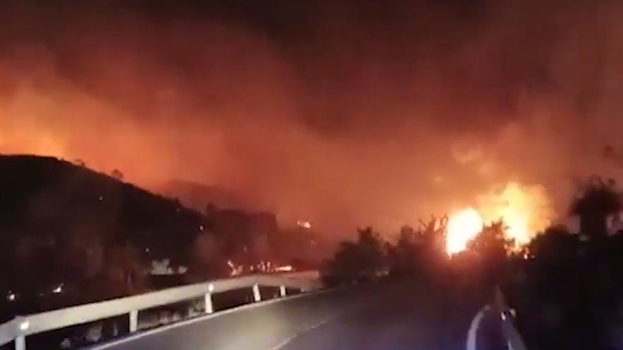 Un viaje por el infierno: así estaba la carretera por el incendio de Ateca (Zaragoza)
