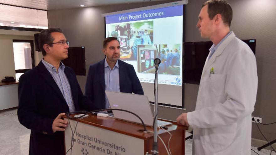 De izquierda a derecha, Gustavo Marrero, Juan Francisco Piñeiro y Adam Solzna, este jueves, en el Hospital Universitario de Gran Canaria Doctor Negrín.