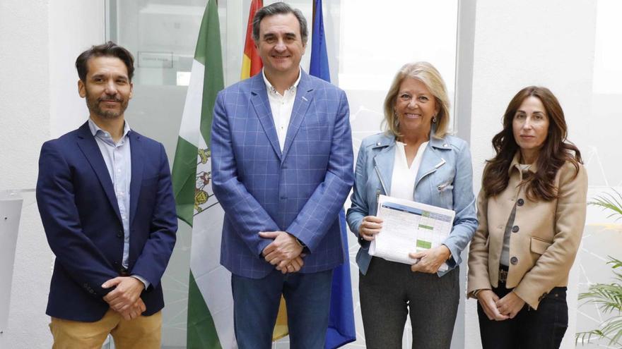 Ángeles Muñoz, y el edil de Hacienda, Félix Romero, ayer, en la presentación de las cuentas.