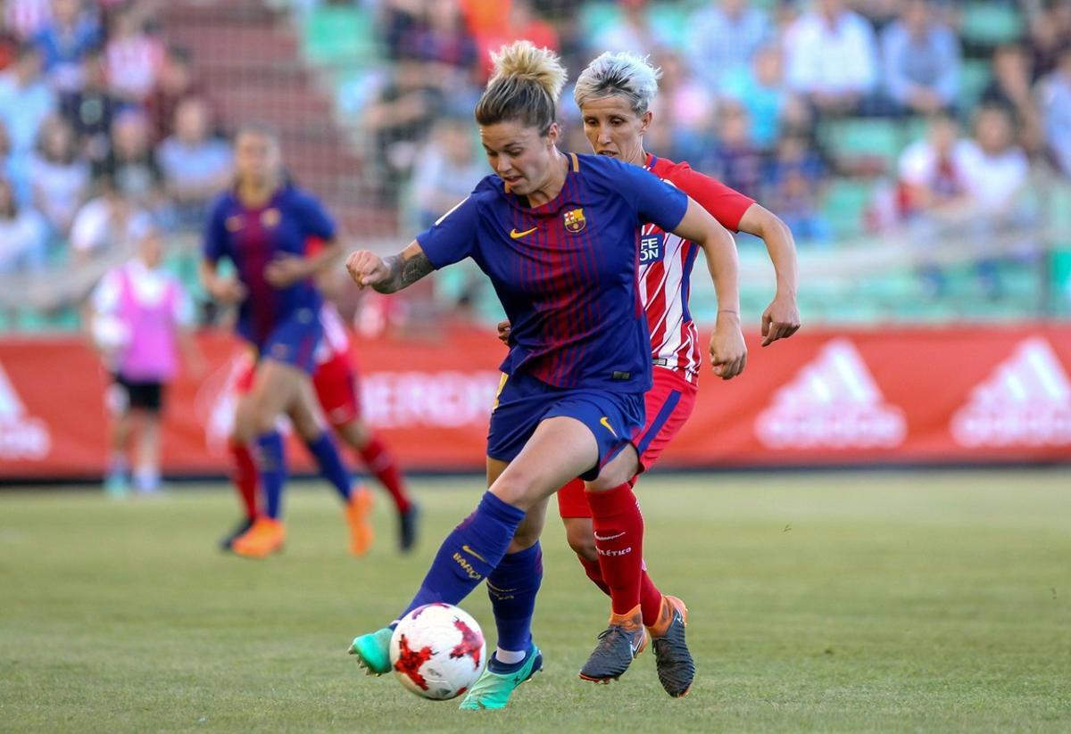 GRAF2043. MÉRIDA, 02/06/2018.- La defensa del FC Barcelona femenino Mapi León con el balón ante la delantera del Atlético de Madrid Sonia Bermúdez durante la final de la Copa de la Reina que disputan y el FC Barcelona hoy en el estadio Romano de Mérida. EFE/ Jero Morales GRAF2043. MÉRIDA, 02/06/2018.- La defensa del FC Barcelona femenino Mapi León con el balón ante la delantera del Atlético de Madrid Sonia Bermúdez durante la final de la Copa de la Reina que disputan y el FC Barcelona hoy en el estadio Romano de Mérida. EFE/ Jero Morales