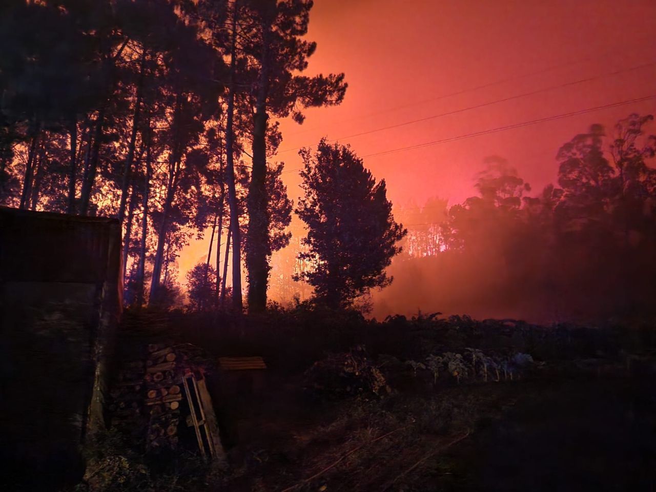 El incendio declarado ayer en Xiabre obliga a enfrentarse a las llamas durante toda la madrugada.