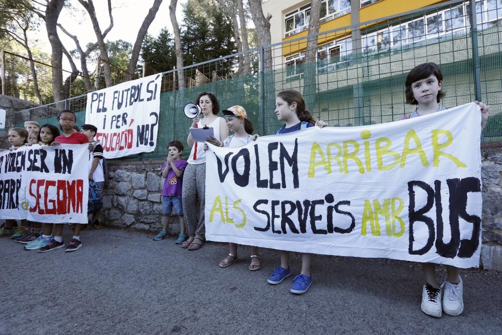 Marxa lenta a Montjuïc per reclamar millores en el transport escolar