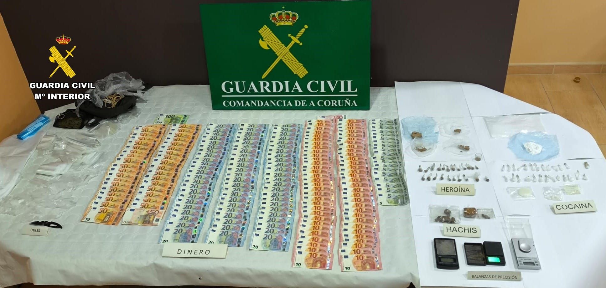 Drogas, utensilios y dinero incautados a los dos detenidos en Boiro