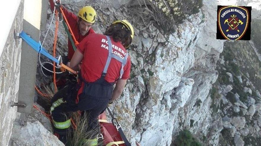 Rescatan a una mujer de 39 años tras caer siete metros de un mirador en Formentor